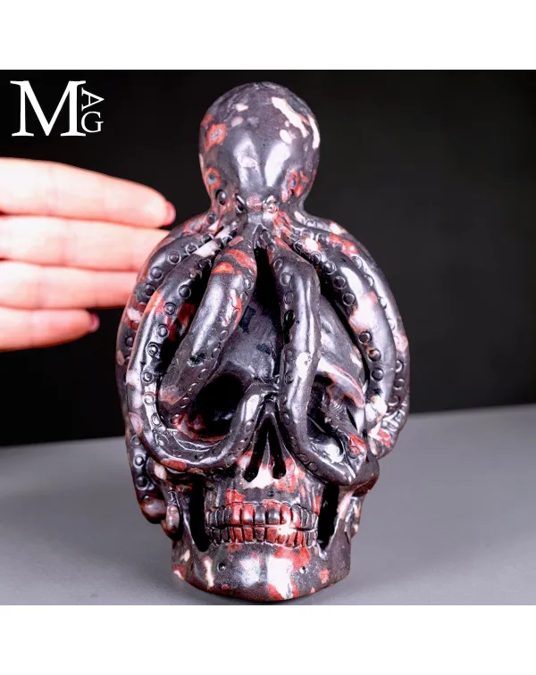 Scultura in Diaspro Nero – Teschio con Polpo.