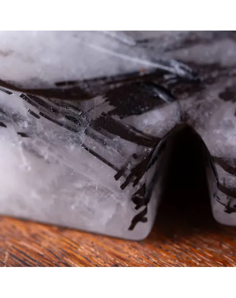 Teschio in Quarzo con Inclusioni di Tormalina Nera – Scultura Artistica Unica e Mistica.