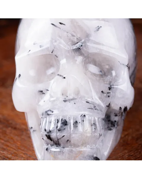 Teschio in Quarzo con Inclusioni di Tormalina Nera – Scultura Artistica Unica e Mistica.