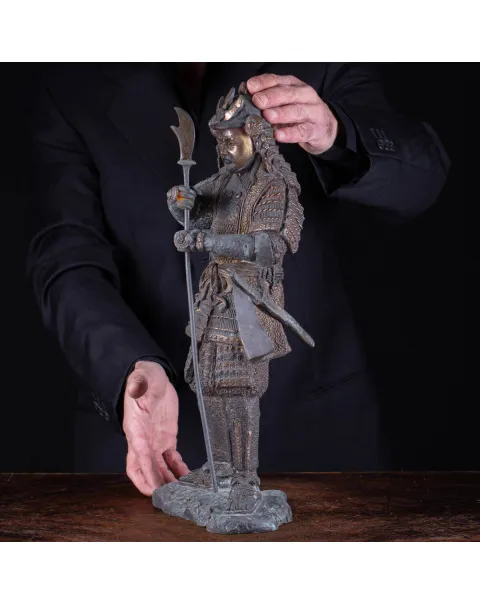 Guerriero Samurai: Statua in Bronzo Era Meiji.