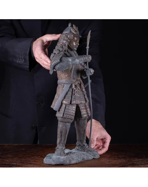Guerriero Samurai: Statua in Bronzo Era Meiji.
