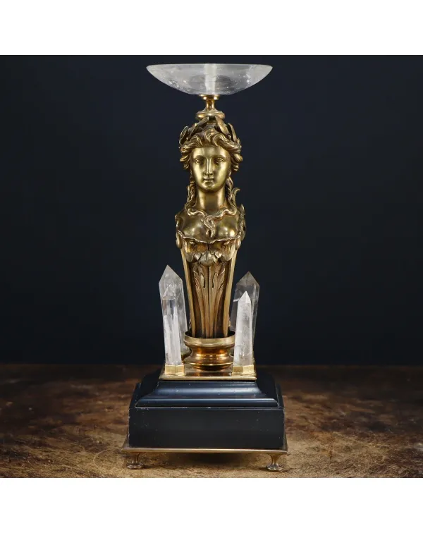 Scultura donna con punte e vasca di Quarzo