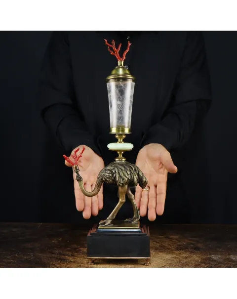 Scultura di struzzo con coppa in quarzo e corallo