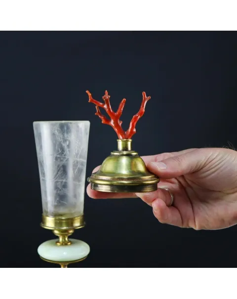 Scultura di struzzo con coppa in quarzo e corallo