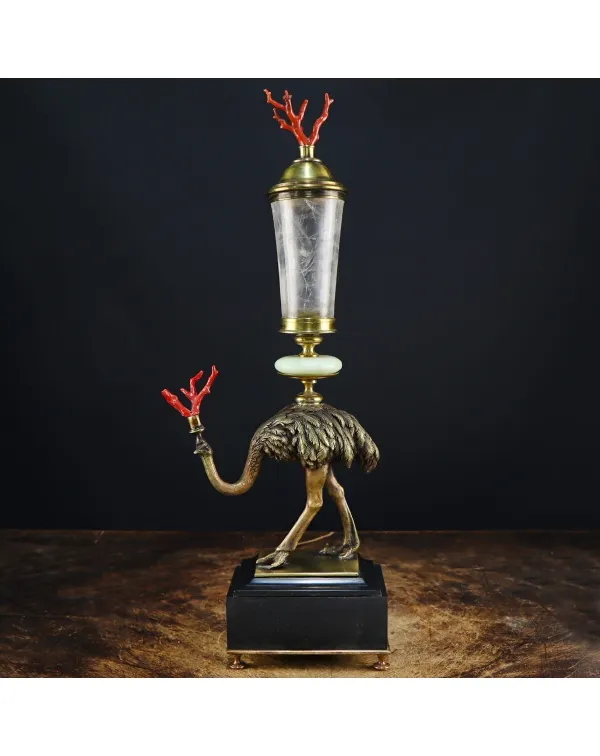 Scultura di struzzo con coppa in quarzo e corallo