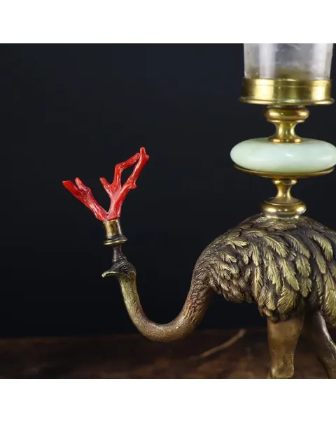Scultura di struzzo con coppa in quarzo e corallo