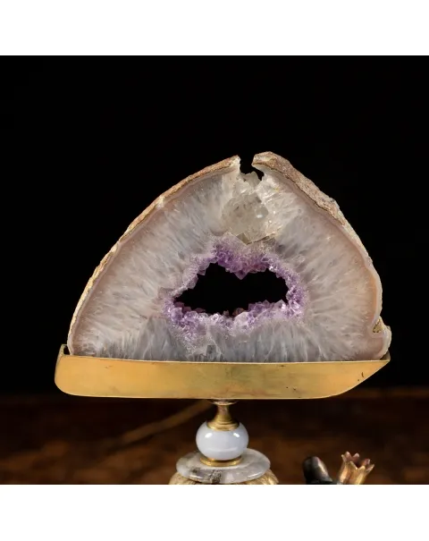 Scultura roditore con cristallo e geode di Ametista