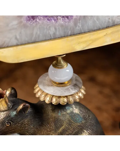 Scultura roditore con cristallo e geode di Ametista