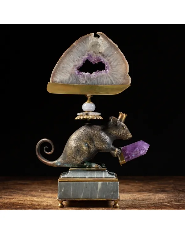 Scultura roditore con cristallo e geode di Ametist...