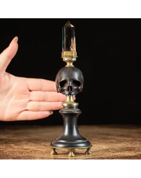 Scultura con teschio e punta di quarzo