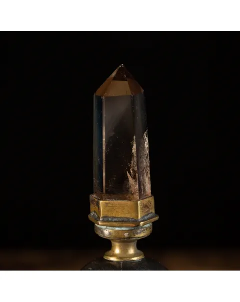 Scultura con teschio e punta di quarzo