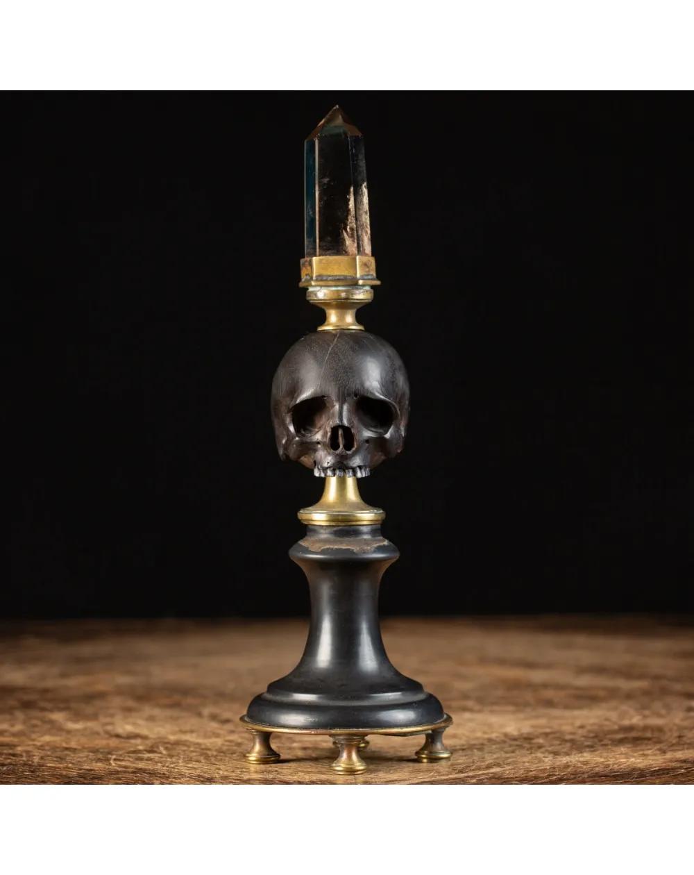 Scultura con teschio e punta di quarzo