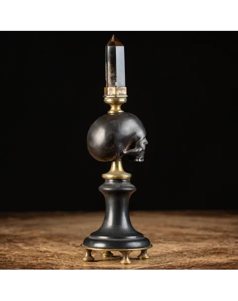 Scultura con teschio e punta di quarzo