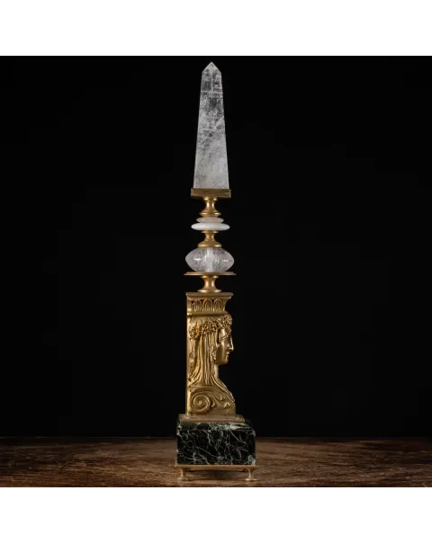 Scultura Clori con obelisco in Quarzo