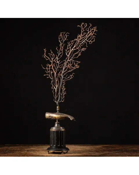 Scultura di balena con gorgonia