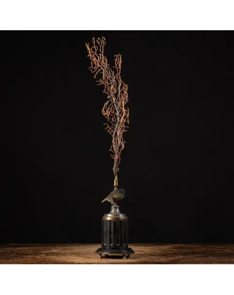 Scultura di balena con gorgonia