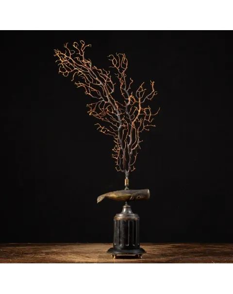 Scultura di balena con gorgonia