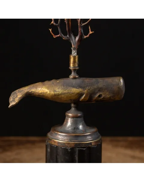 Scultura di balena con gorgonia
