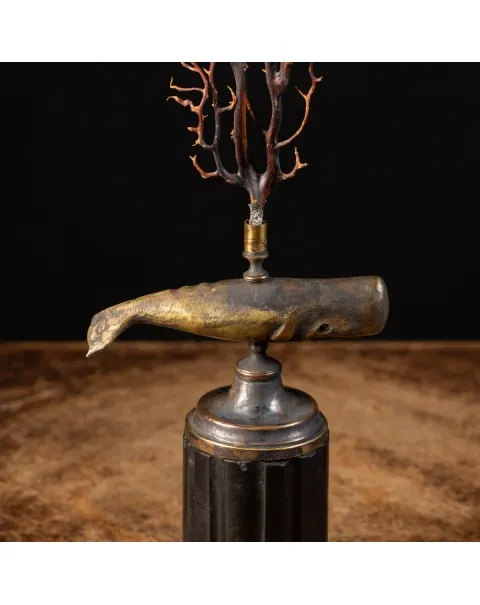 Scultura di balena con gorgonia