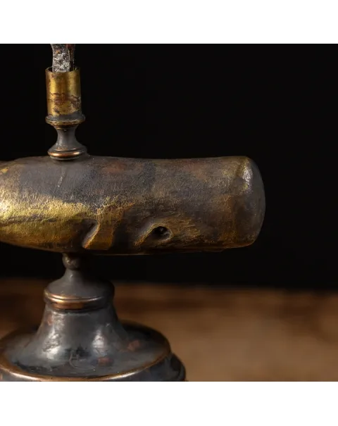 Scultura di balena con gorgonia