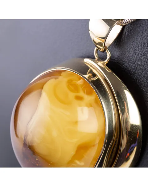 Esclusivo gioiello in argento con grande cabouchon di ambra baltica Butterscotch.