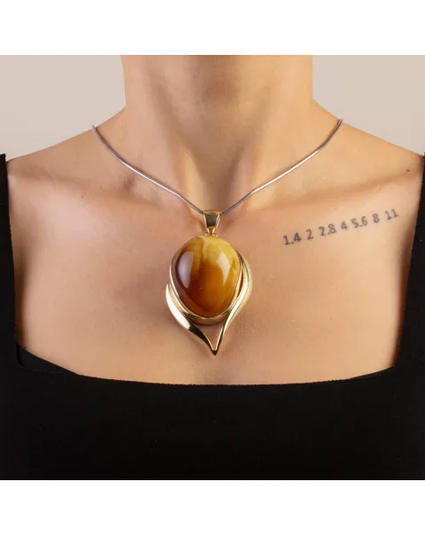 Esclusivo gioiello in argento con grande cabouchon di ambra baltica Butterscotch.