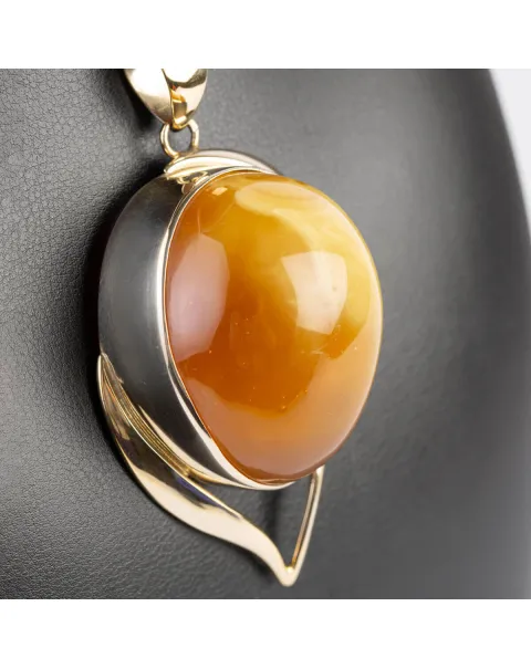 Esclusivo gioiello in argento con grande cabouchon di ambra baltica Butterscotch.