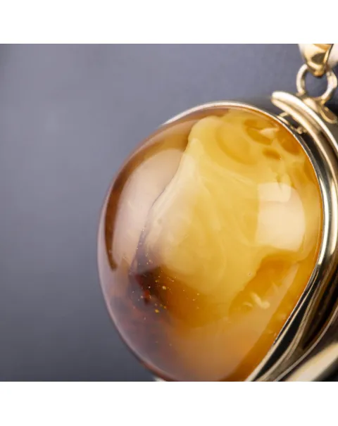 Esclusivo gioiello in argento con grande cabouchon di ambra baltica Butterscotch.