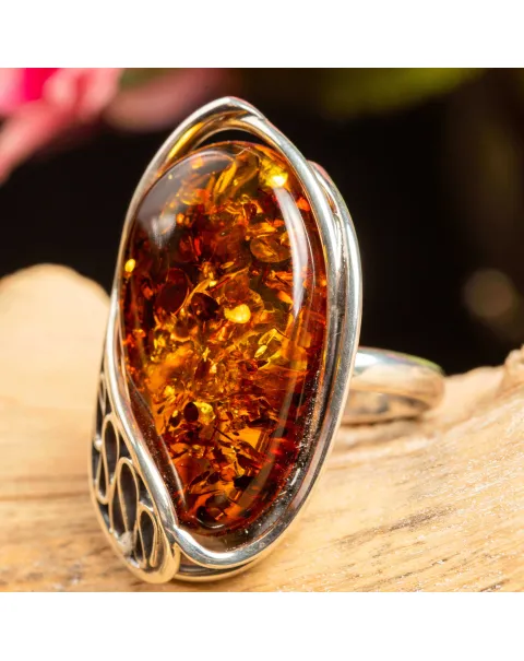 Incantevole anello d'argento con ambra baltica.