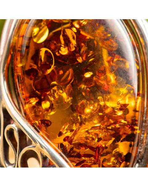 Incantevole anello d'argento con ambra baltica.