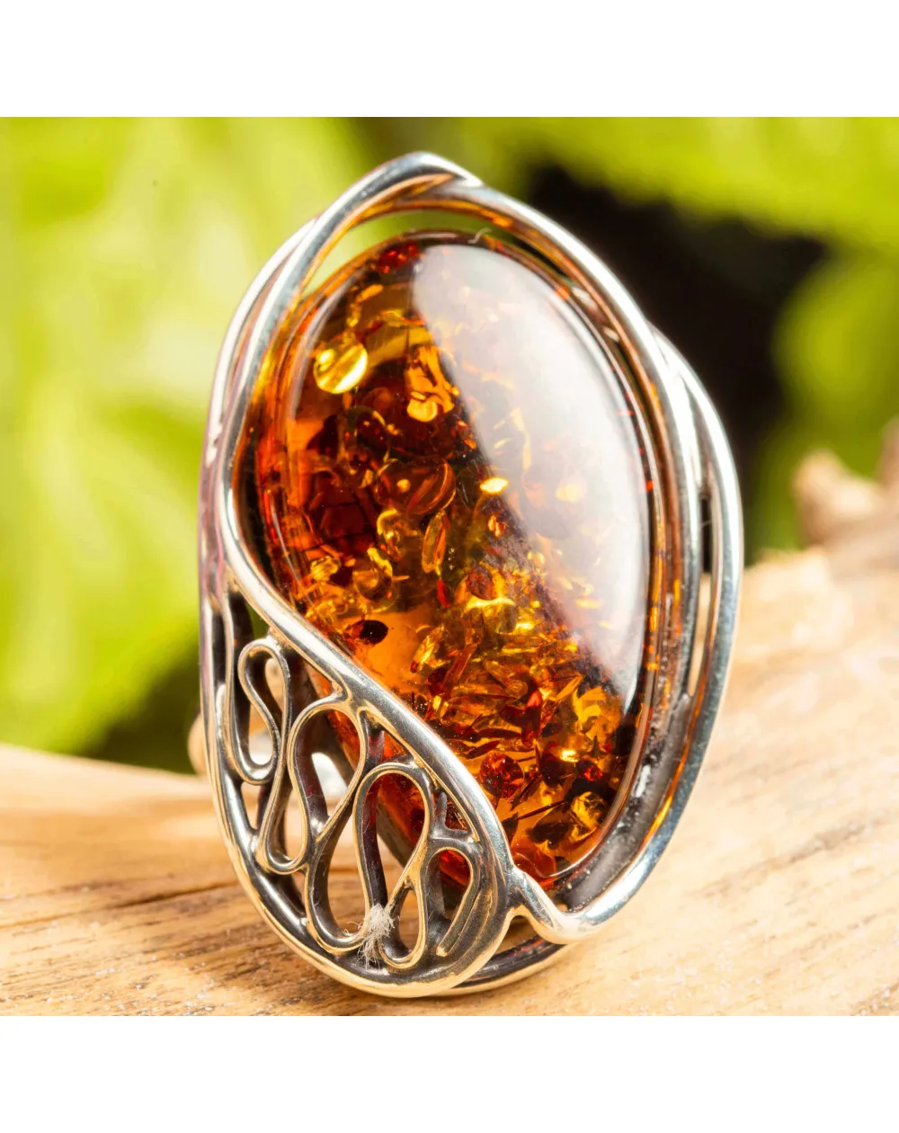 Incantevole anello d'argento con ambra baltica.