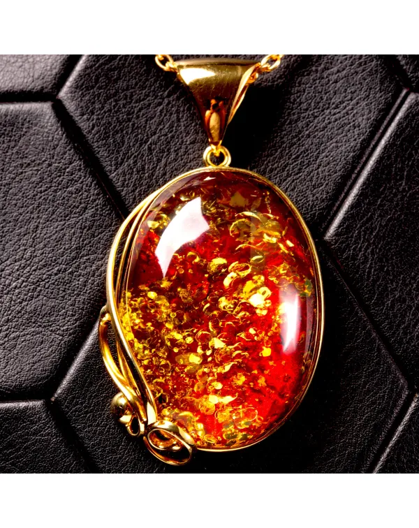 Ciondolo in ambra rosso cognac: gemma con inclusio...