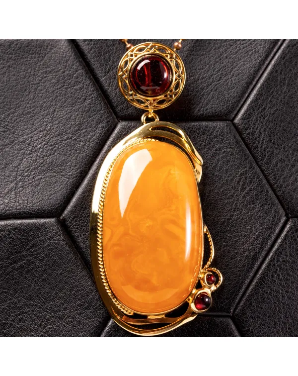 Ciondolo in ambra: gemme color miele e cognac in p...