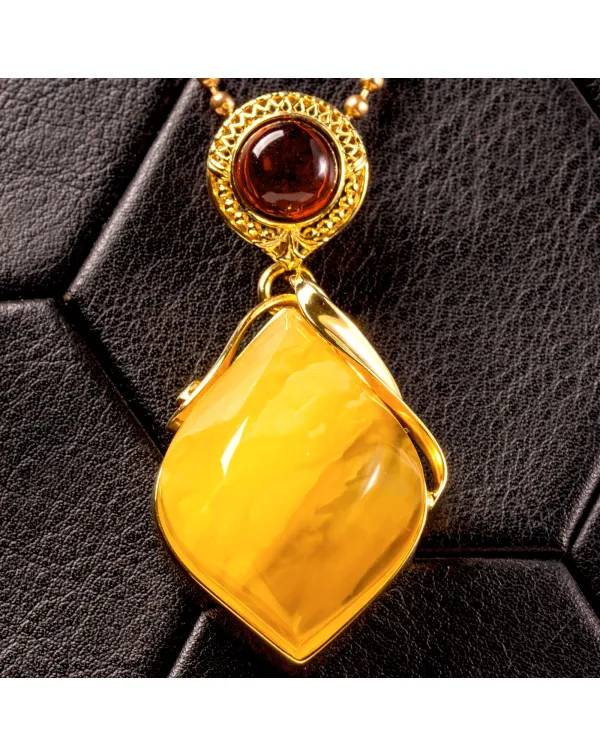 Ciondolo in ambra baltica: frammenti di resina fos...