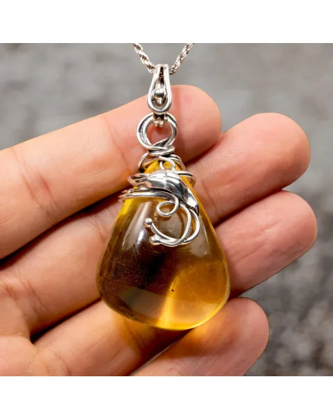Pendente in argento con ambra fossile baltica: eleganza e storia naturale.