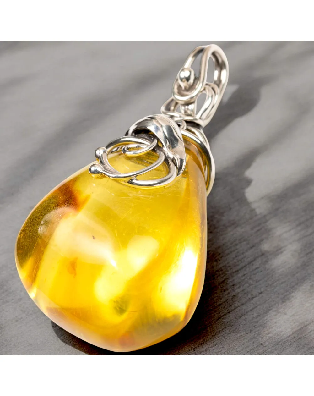Pendente in argento con ambra fossile baltica: eleganza e storia naturale.