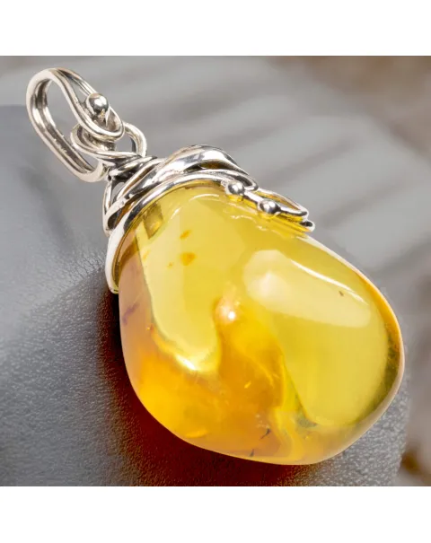 Pendente in argento con ambra fossile baltica: eleganza e storia naturale.