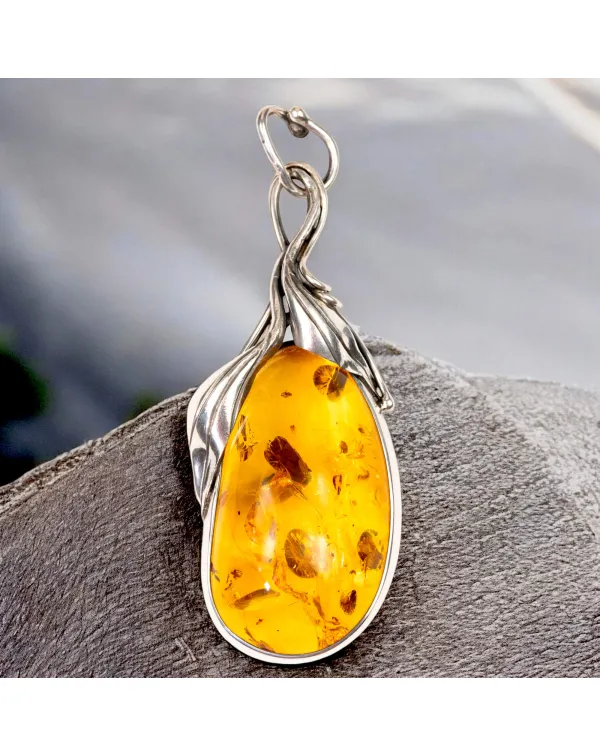 Ciondolo in argento con ambra color miele e inclus...