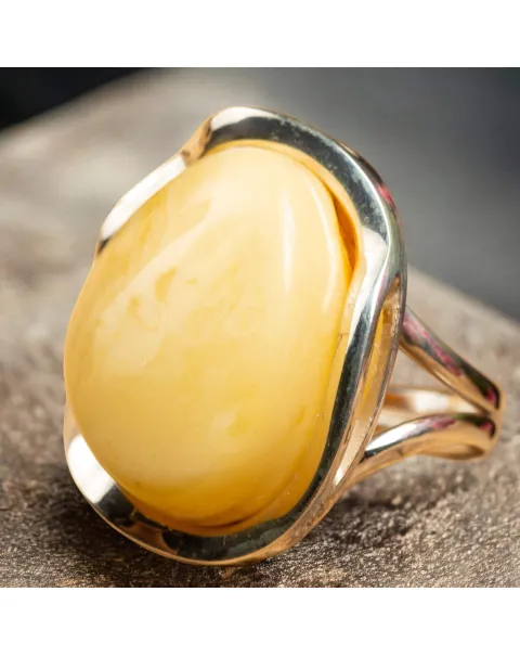 Anello in Argento con Ambra Gialla di Prima Scelta.