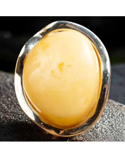 Anello in Argento con Ambra Gialla di Prima Scelta.