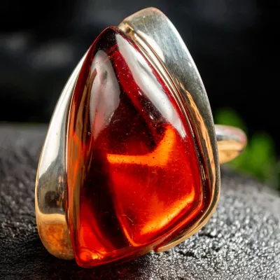 Anello in Argento con Ambra Cognac – Gioiello Semplice e Raffinato.