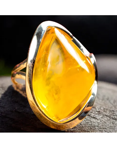 Anello in Argento con Ambra Gialla – Design Elegante e Moderno.