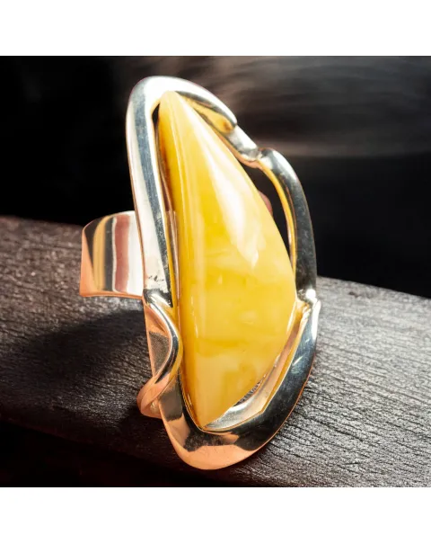 Anello in Argento con Ambra Fossile del Mar Baltico.
