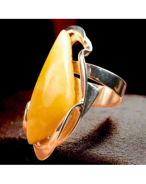 Anello in Argento con Ambra Fossile del Mar Baltico.