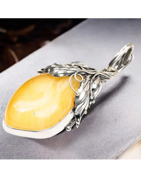 Ciondolo in Ambra Baltica Giallo Miele con Finiture a Motivi Floreali.