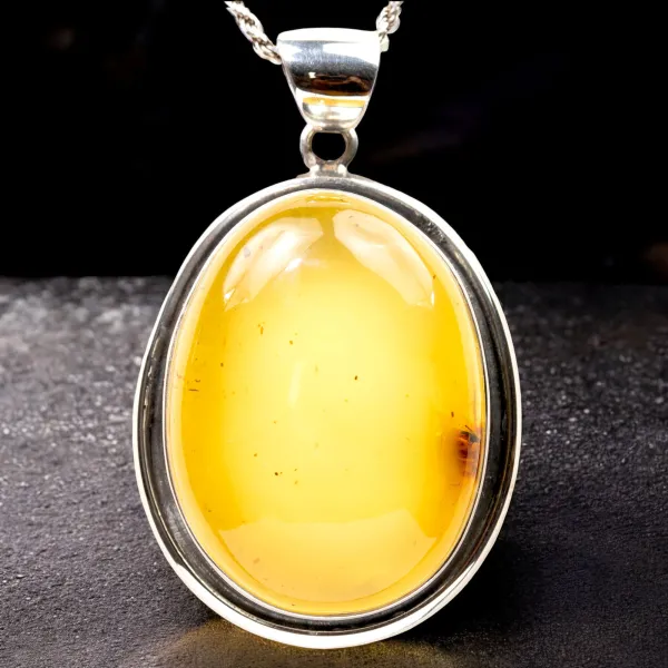 Ciondolo in Ambra Baltica Giallo Cristallino con Incastonatura in Argento.