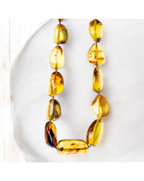 Collana di ambra color miele con gemme irregolari.