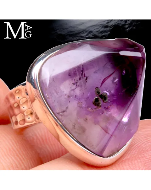 Anello con ametista naturale.