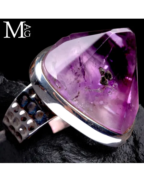 Anello con ametista naturale.