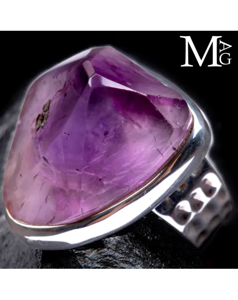 Anello con ametista naturale.
